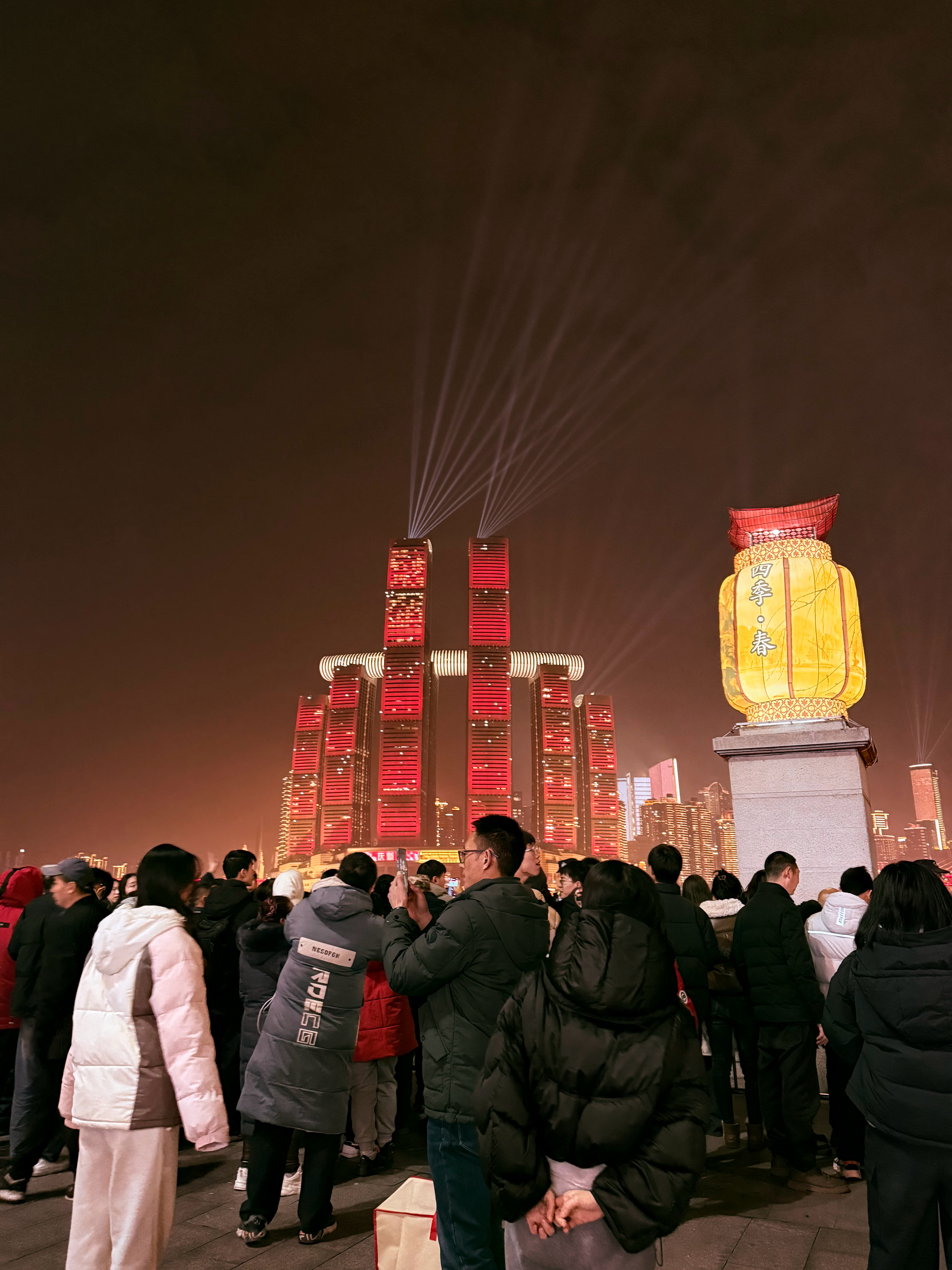咱们都是一群在除夕夜放飞理想的青年[haha] 