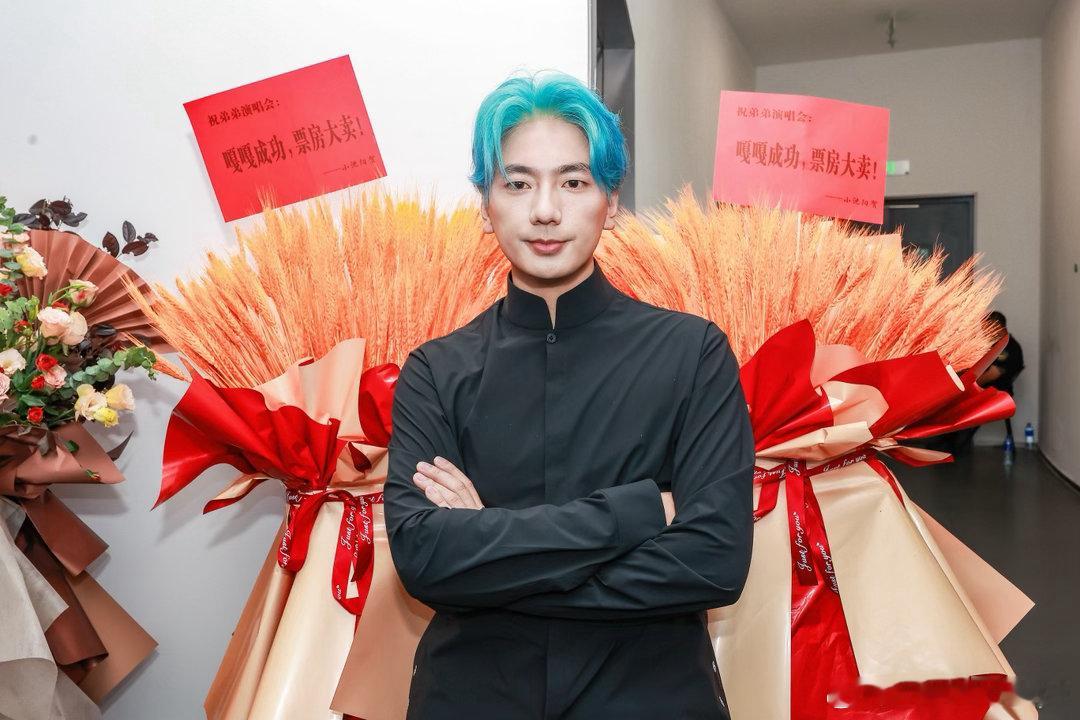 海来阿木人脉海来阿木圈内人脉 公益圈层人脉格外亮眼，跟随成龙参与乡村助学公益演出