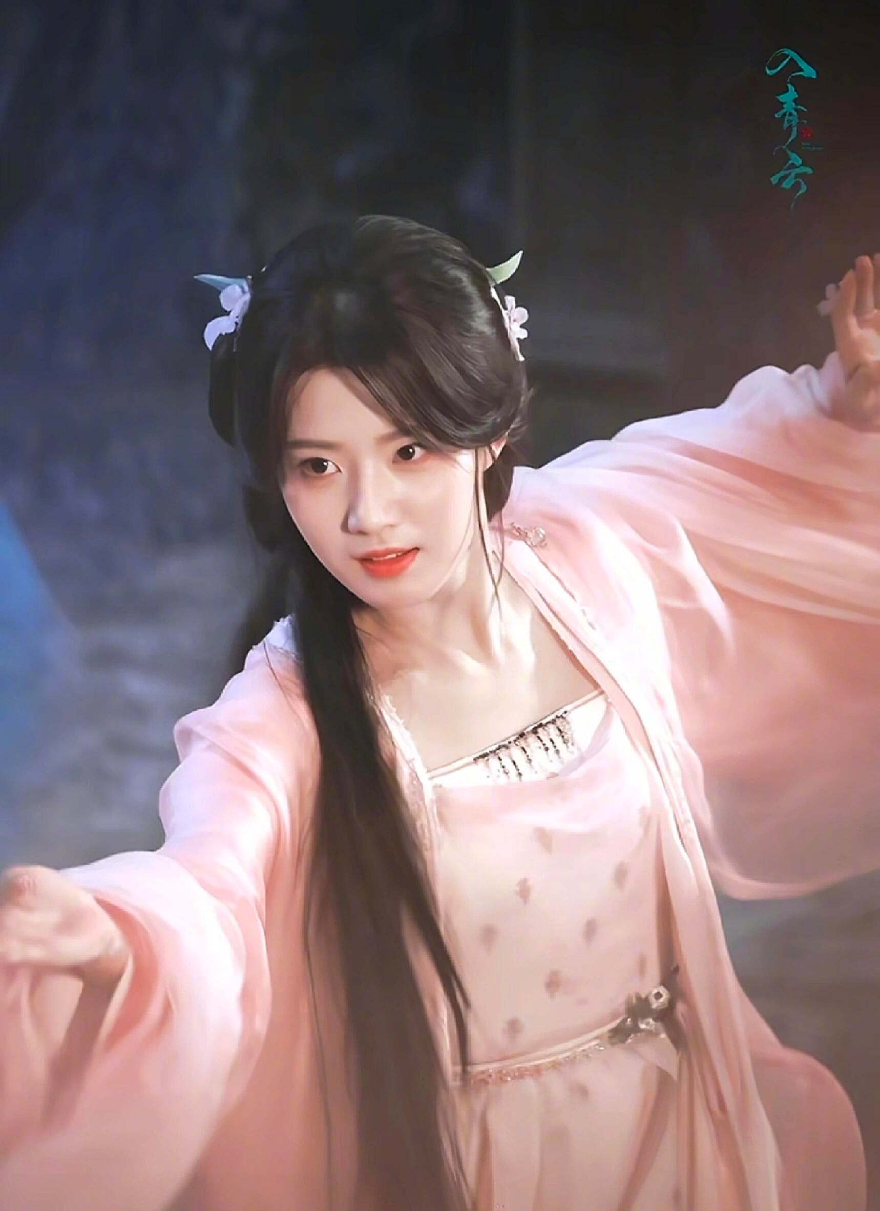 卢昱晓《入青云》路透太美了[爱你][爱你][爱你]一身粉衣简直美腻了🉑好期待我