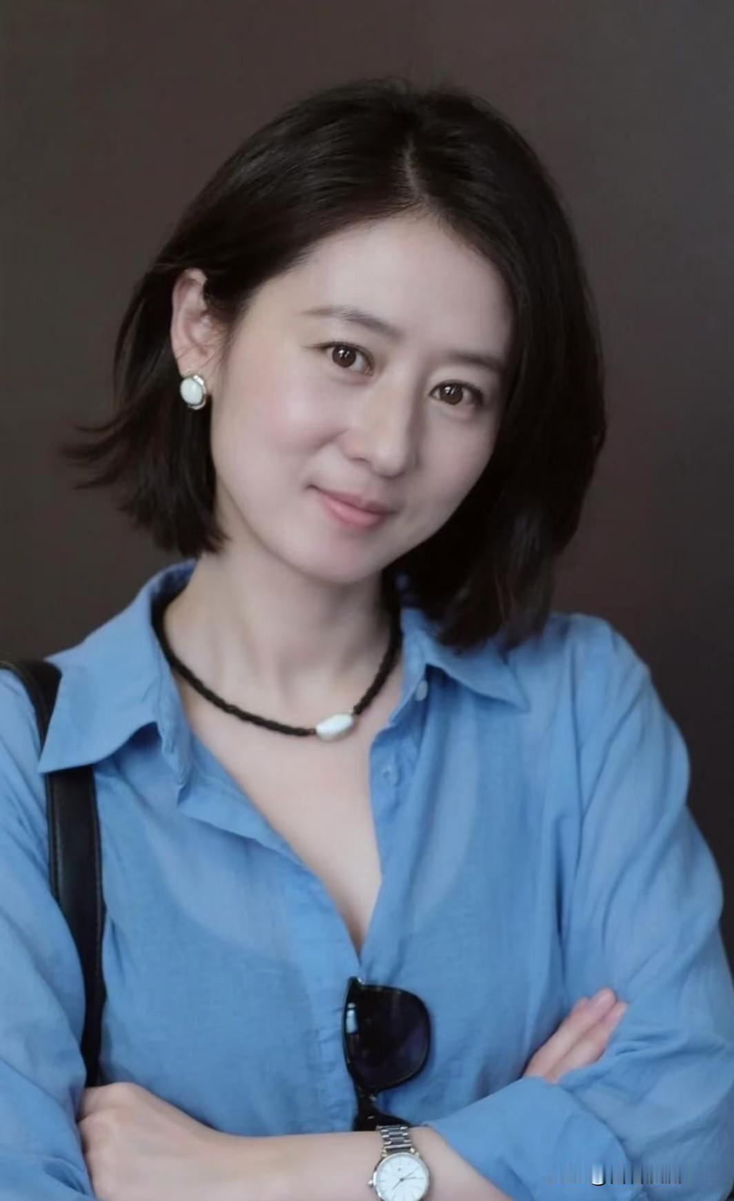 剪不断的人间心事
 
总在某个瞬间，
突然想剪断长发。
明明偏爱发丝垂落的温柔，