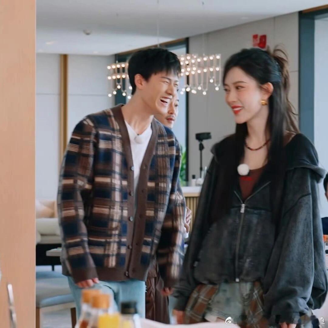 白鹿也要坐昭昭墨墨主桌 白鹿坐主桌这么会嗑白鹿你不要命辣🥵 看到孟子义和李昀锐