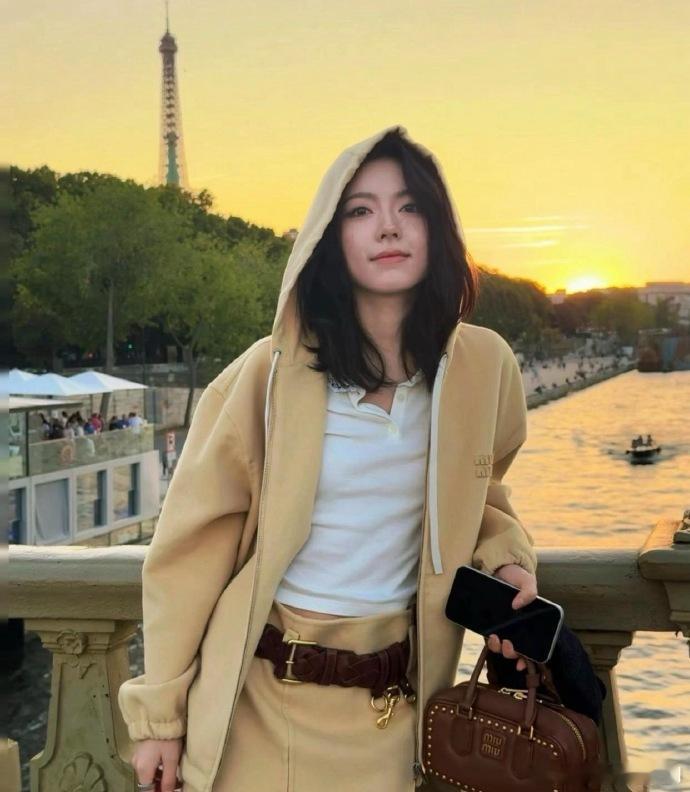 1. 杨幂会经常前往香港探望女儿，出行行程都会刻意低调隐藏。母女二人的关系，并不
