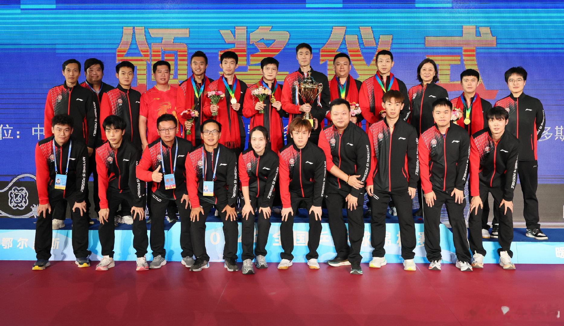 #周恺晒上海男团冠军合影#乒乓球全锦赛，上海地产集团战胜黑龙江银河，完成男团三连