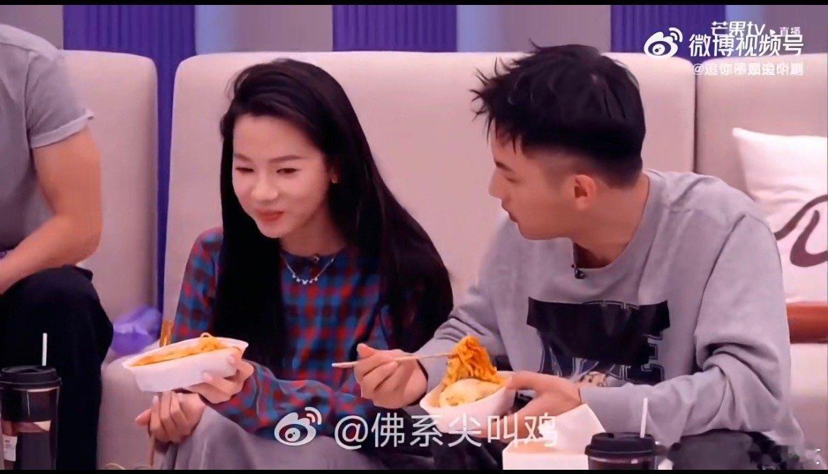 谢睿宋宇航声鸣远扬吃播名场面 俩主唱干饭魂觉醒！舞台上飙高音炸裂，饭桌上炫美食疯
