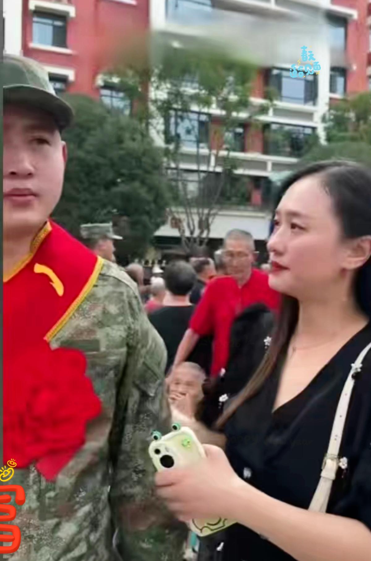 看哭了！车站送别参军少年，这一幕真的戳中所有人的心窝。
 
       别人送