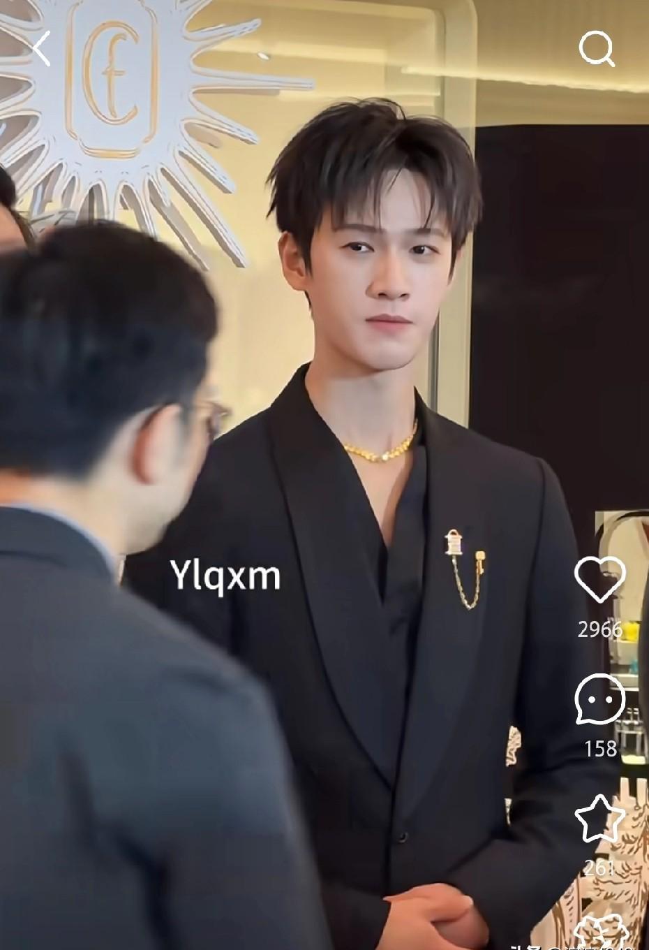 思考过程：
1.  分析痛点：用户对于佩戴粗金链子存在强烈的“社会刻板印象”焦虑