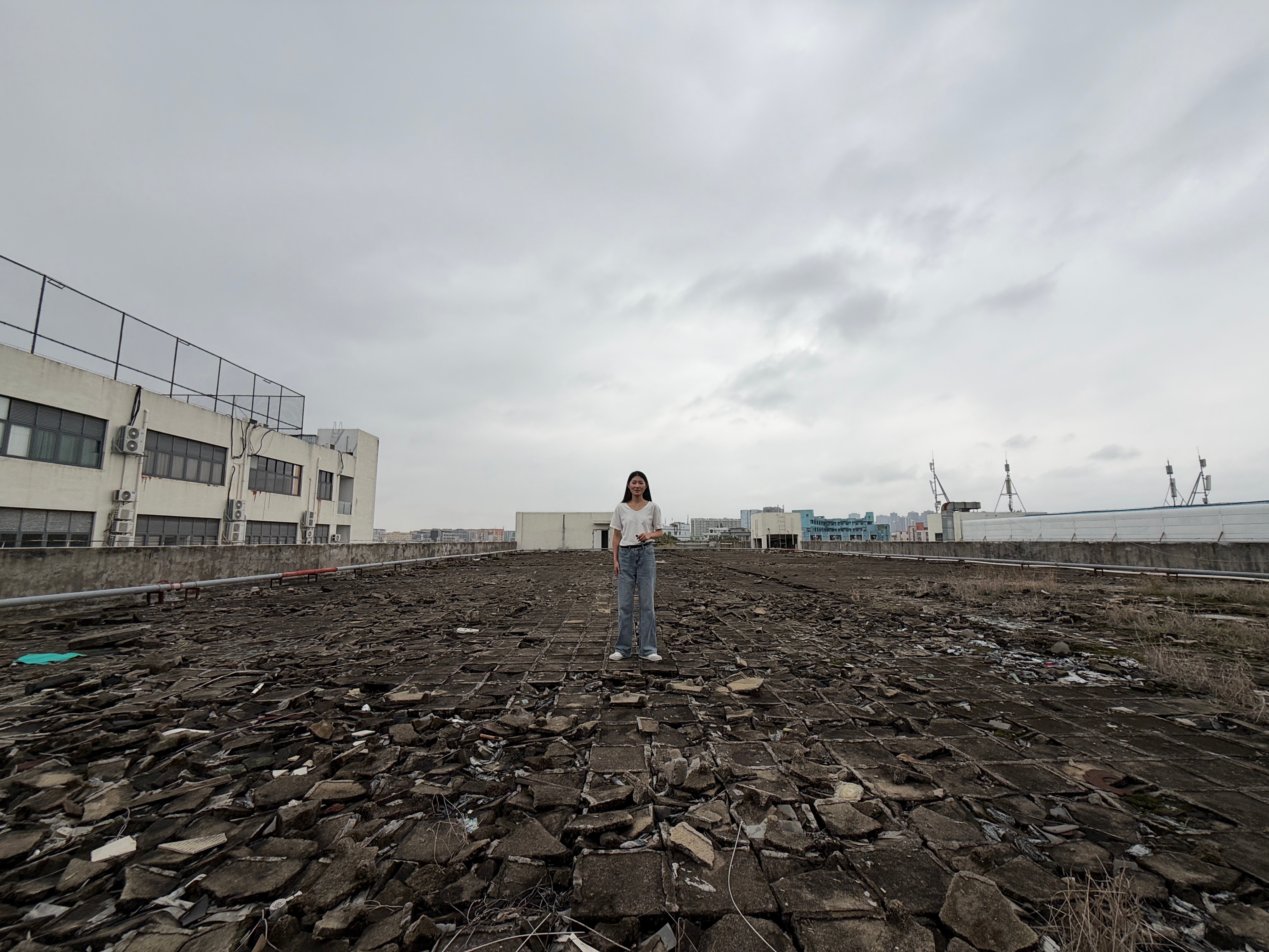 哈哈哈，找到个“伊拉克”战损场地拍天台戏… 