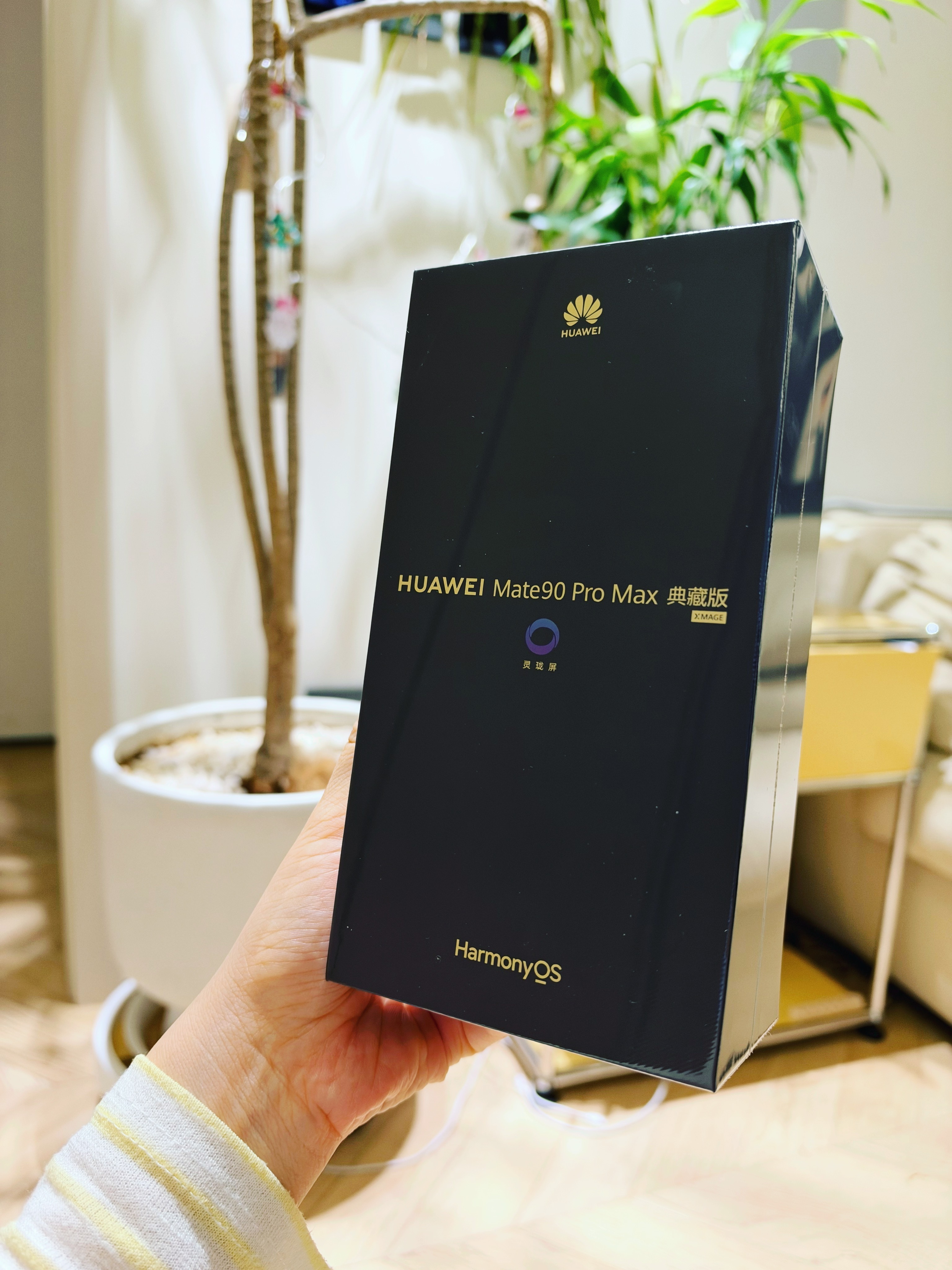 上午刚看完华为发布会，到现在仍然被华为Mate 90系列这次能外置搭配的睿影Z1