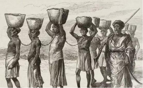 黑奴贸易里，奴隶贩子把黑人扒得精光、让男女挤在一起，表面看是省钱省事，实际上是一