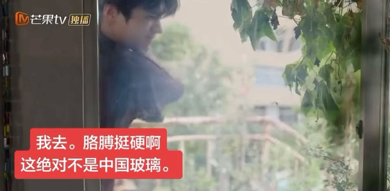 讲究人啊，玻璃锤开了还走门👏 