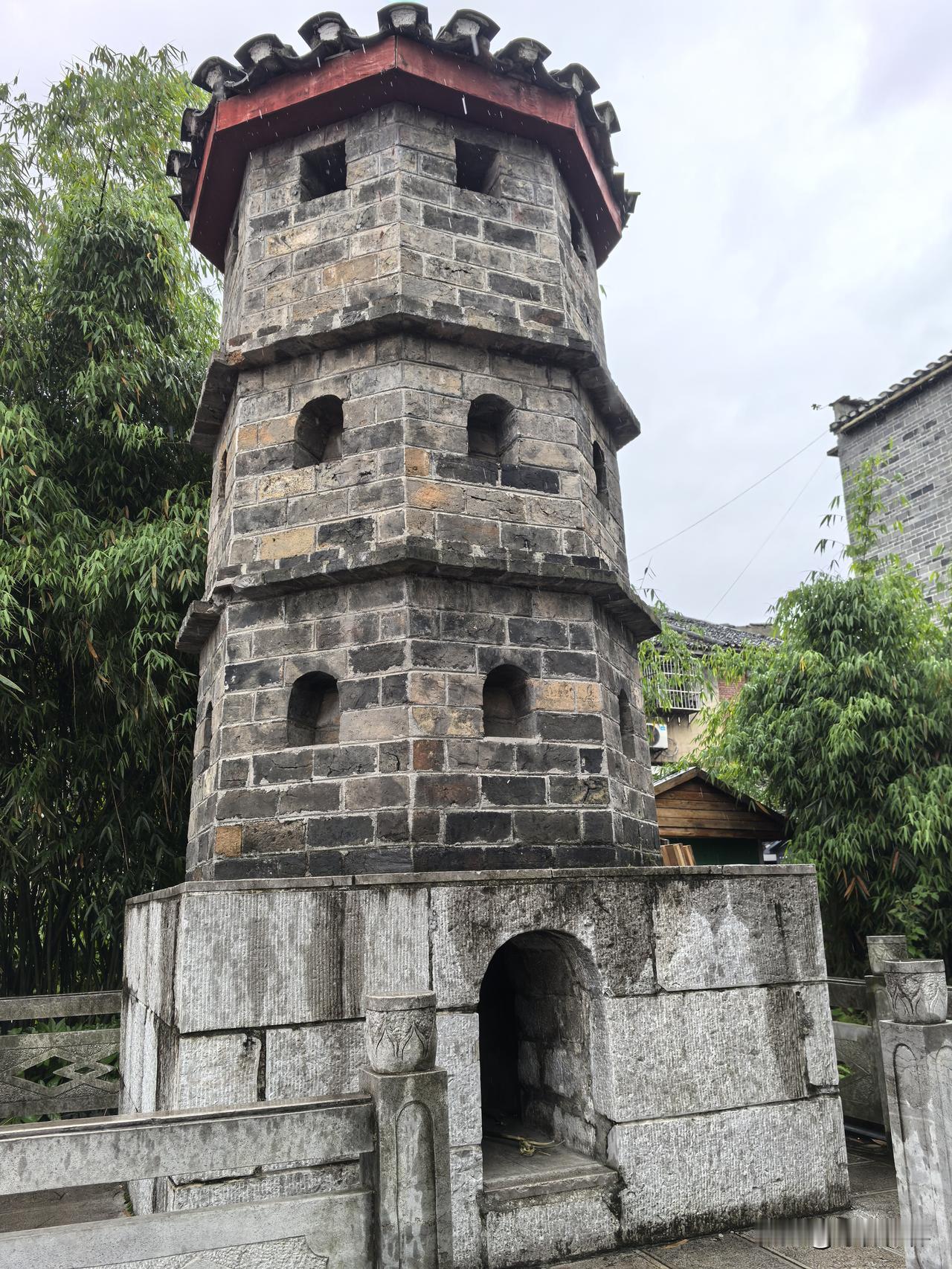 如图，可能很多人都不知道，这座类似塔的小建筑是什么，而我当初，也是从县志，方志，