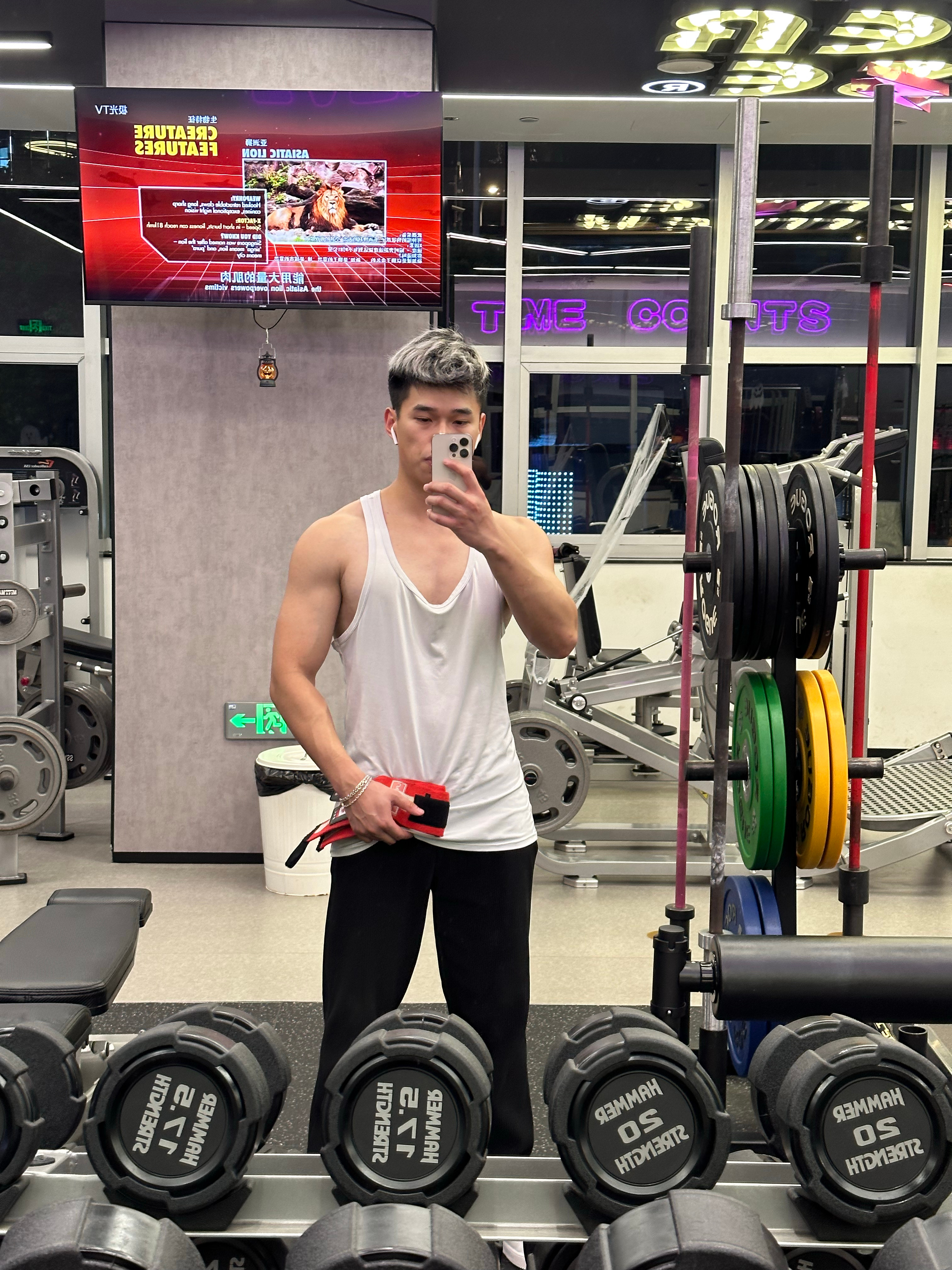 今天在健身房和一个教练发生口角起因是他正在带学员用龙门架做高位深蹲，而我正好练到