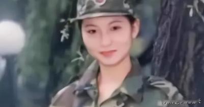 1994年，漂亮的女兵退伍，离开部队时，突然一位兵哥哥塞给她一封信。不曾想，此后