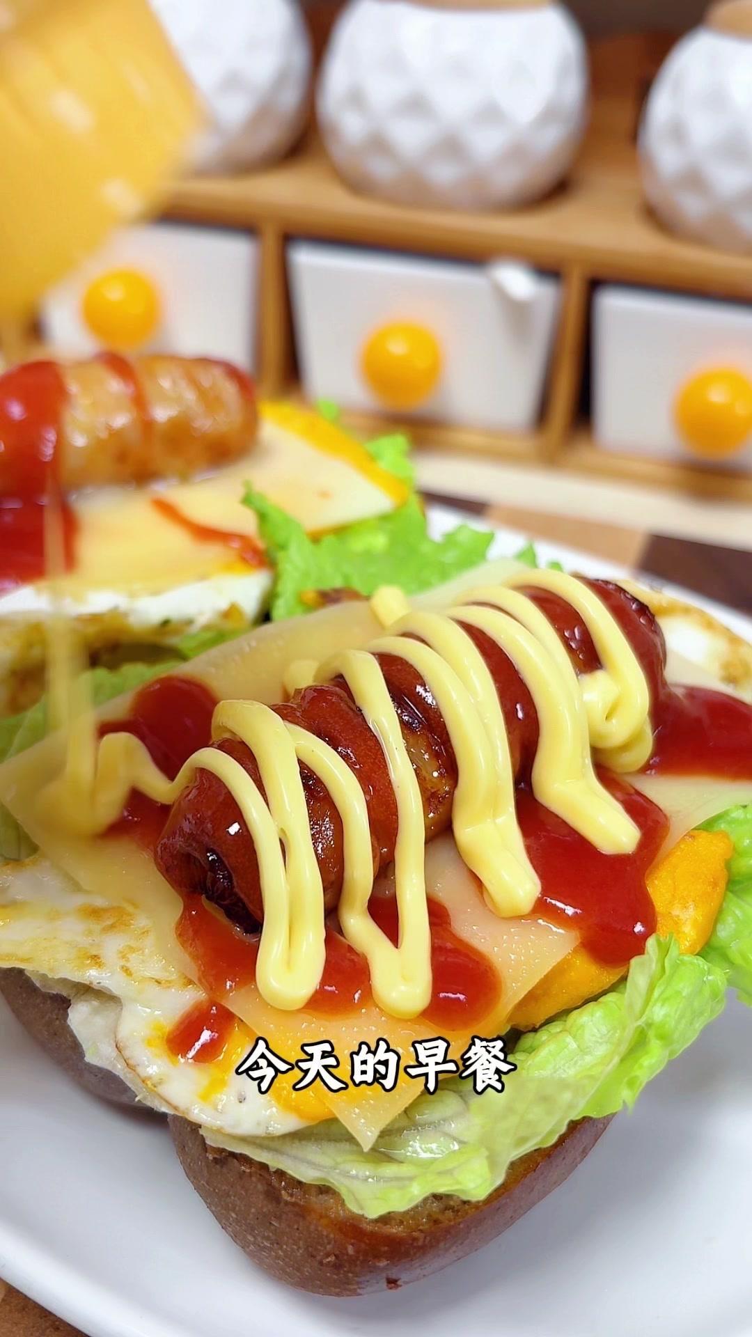今天做的早餐是热狗三明治，简单又好吃，孩子超爱！

🍳准备材料很方便：2个热狗