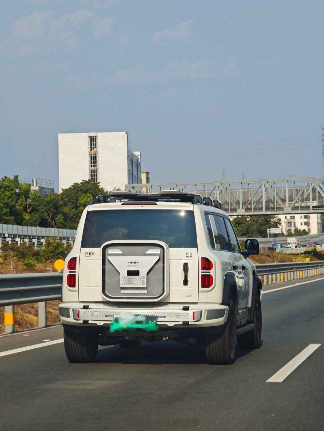 这个好像是设计的豹5！在路上一眼就能看出！很帅很吸睛啊~~第一次看到路上跑的~还
