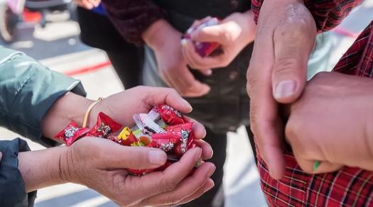 天将大锅！”河南，一大妈路过酒店，见门口一对新人正在发喜糖，便猛地冲进人群，伸手