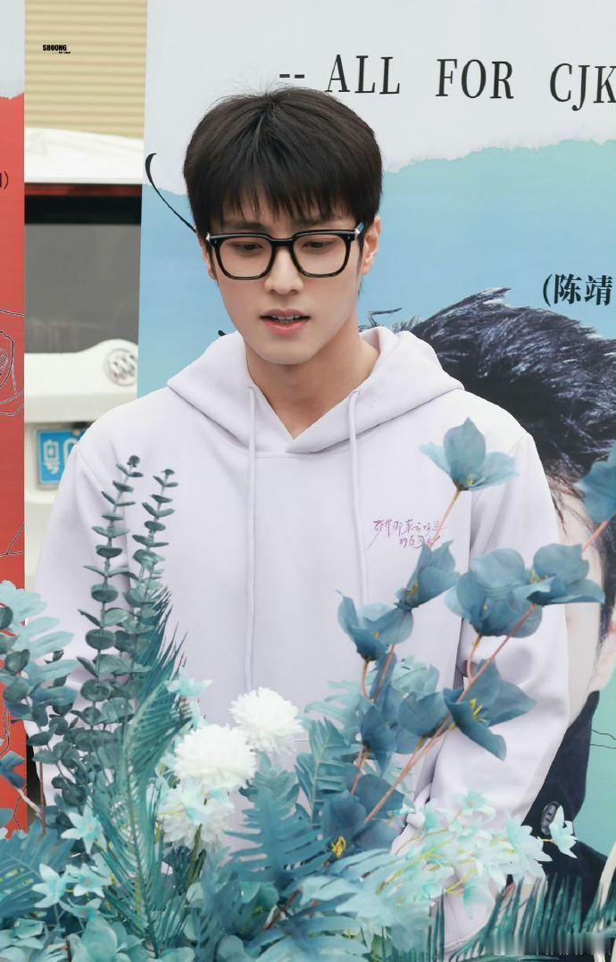陈靖可 智性恋天菜每次看到陈靖可带上眼镜的瞬间，总觉得他马上要带我们进入一个知识