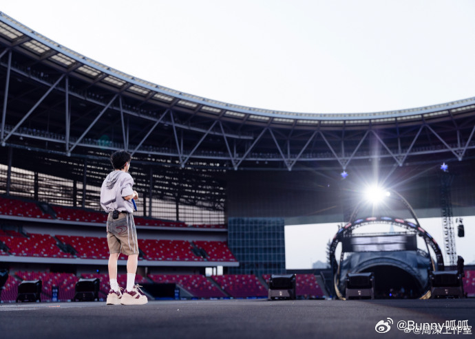 周深复刻回忆 期待已久的周深新单曲终于来了！这首经典的纯音乐被赋予了新的生命，听
