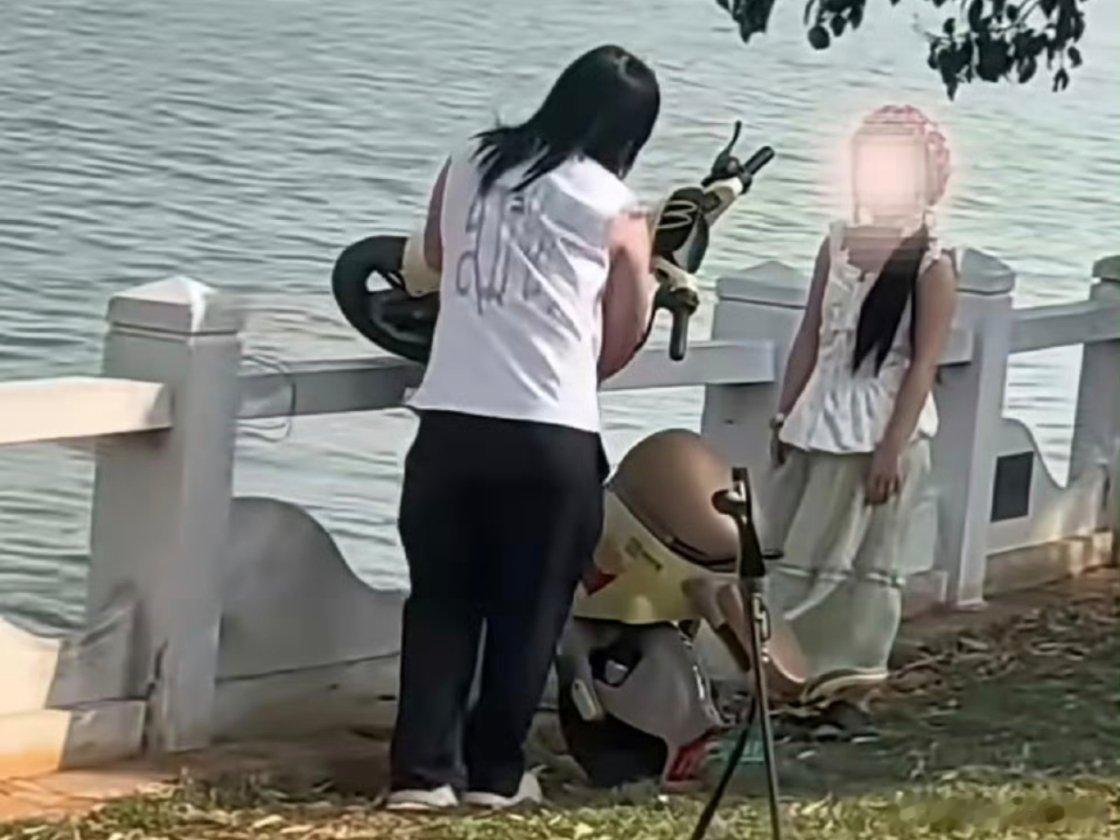 男子将共享电单车扔滇池被拘7天这泄愤不累吗？那么重，还得抬上扶手，真是吃力不讨好