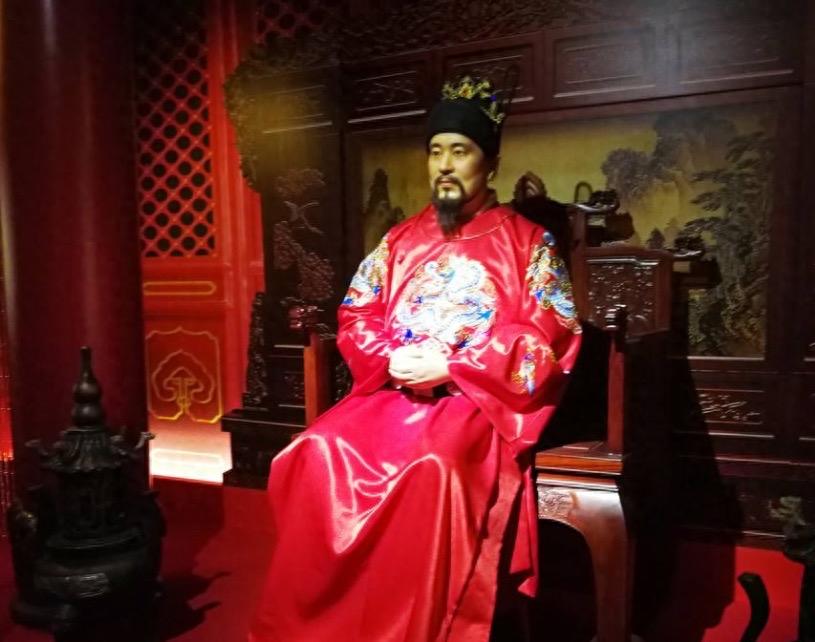 明朝靖江王朱守谦就藩桂林后，在位7年便将封地搅得民不聊生。他放纵手下劫掠百姓财物