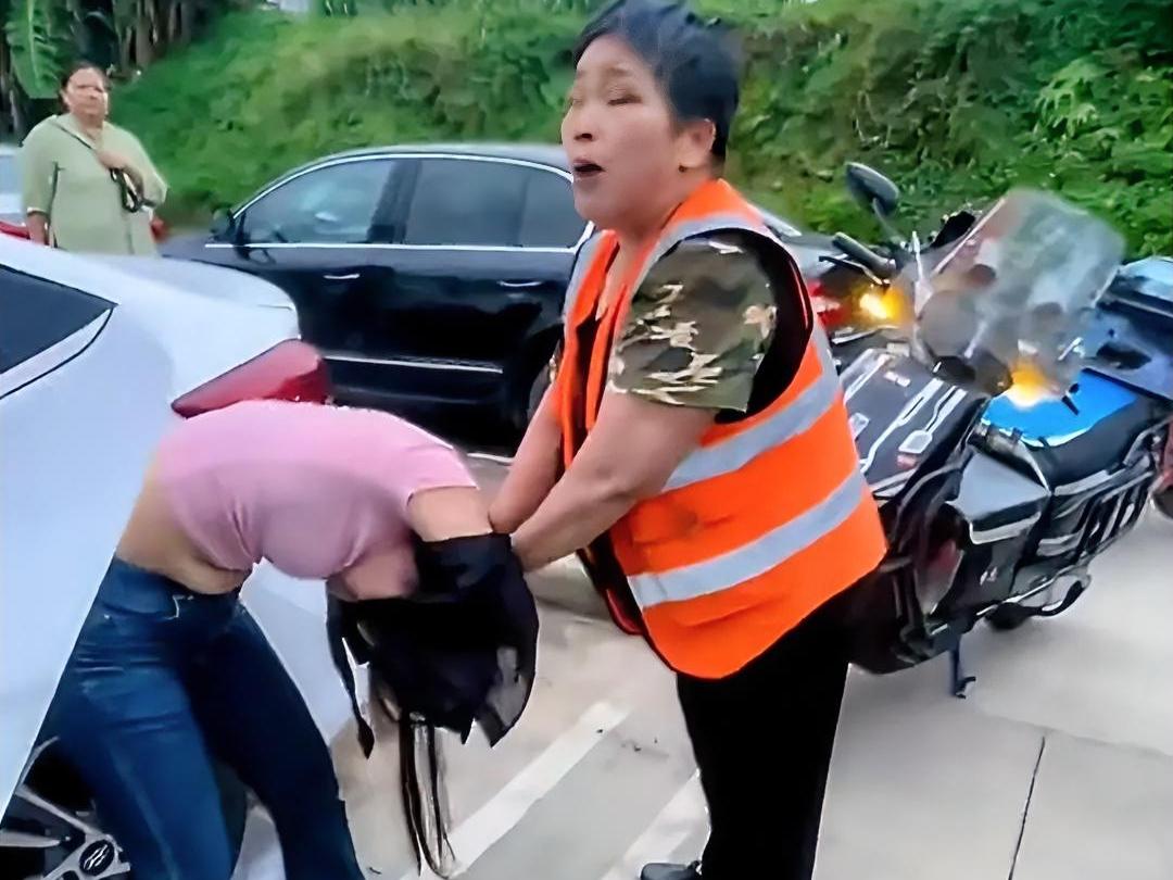 东莞街头环卫工大姐与女子当街互殴，女子丈夫全程拍视频记录下了整个过程！
 
5月