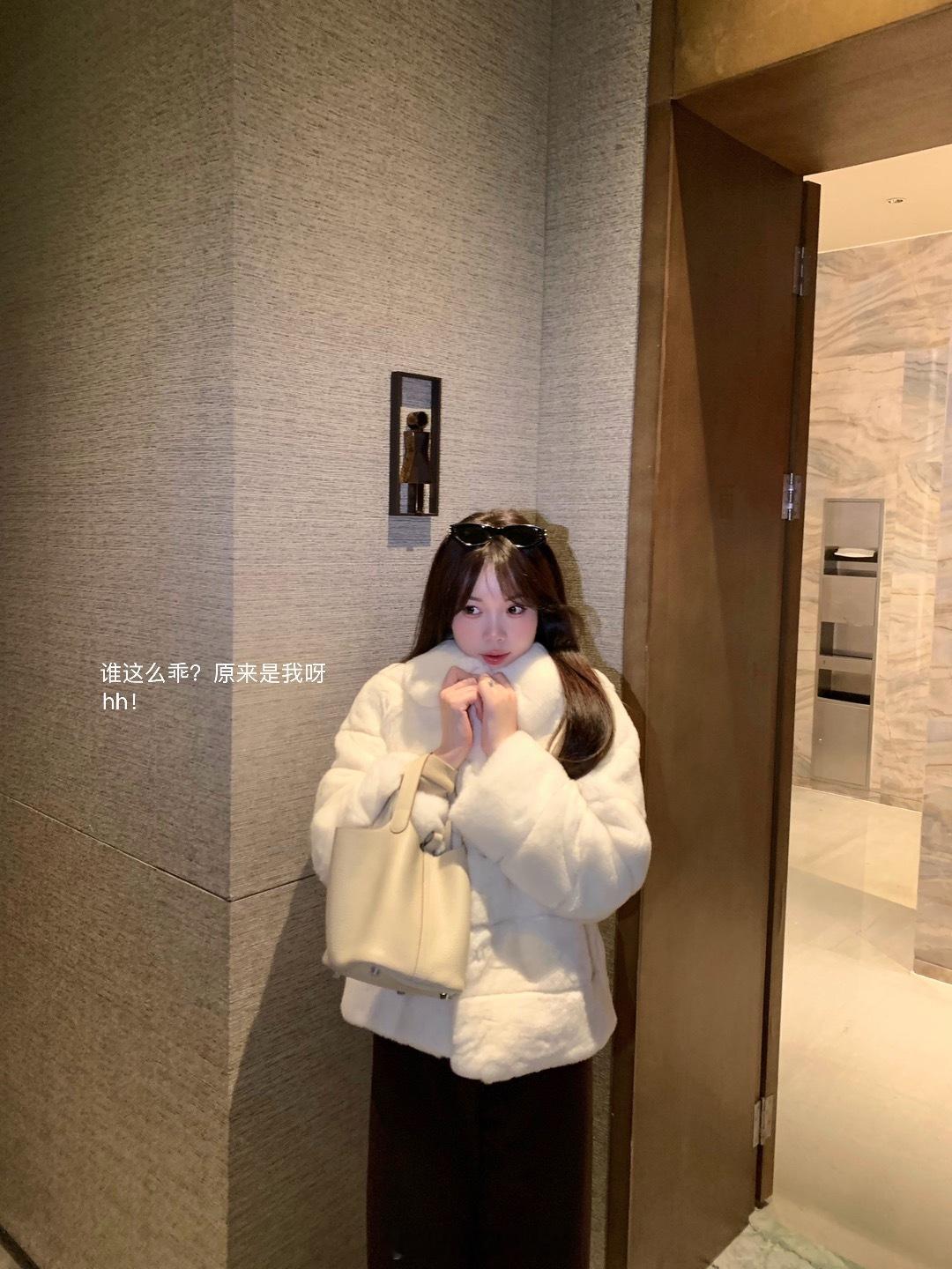兔兔ju裤子搭配上线谁说只能有一种风格啦！[爱慕][爱慕] ​​​