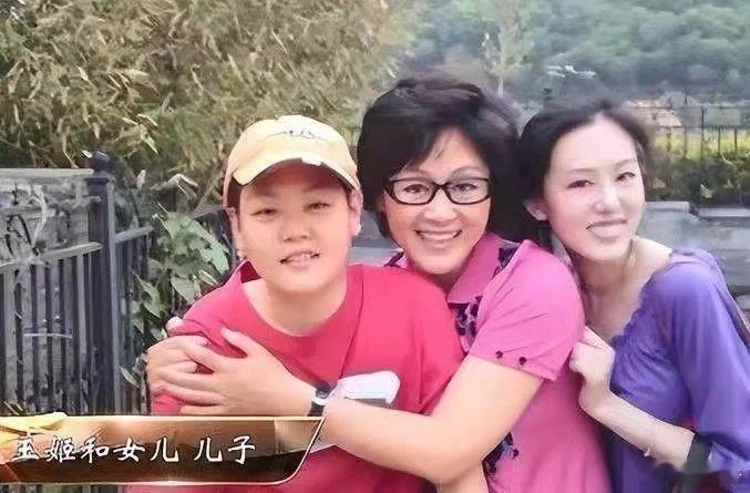 王姬现居美国，儿子痴傻30年，一直捧女儿进娱乐圈都不如意，如今女儿已结婚生娃，婆