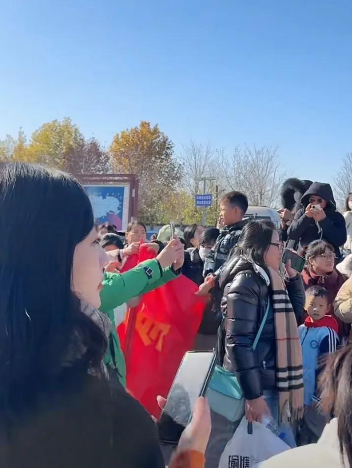 董宇辉今天中午直播现场人头攒动
预计12点半左右开始敬请期待
宇辉同行必有所获欢