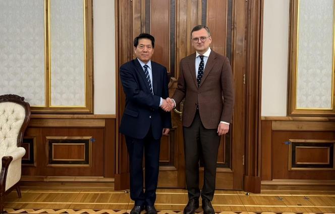 中国特使没留在基辅过夜，乌克兰当面向中方，告了俄罗斯朝鲜一状。
 
中国再度出面