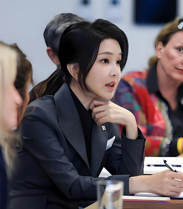 金建希比尹锡悦更加聪明，不仅表示会配合特检组调查，而且还公开道歉。韩国特检组首次
