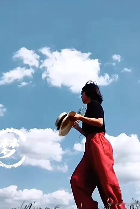 #秋日生活打卡季#

《秋意》
金风瑟瑟舞天涯，霜叶如丹映晚霞。
雁过寒空声渐远