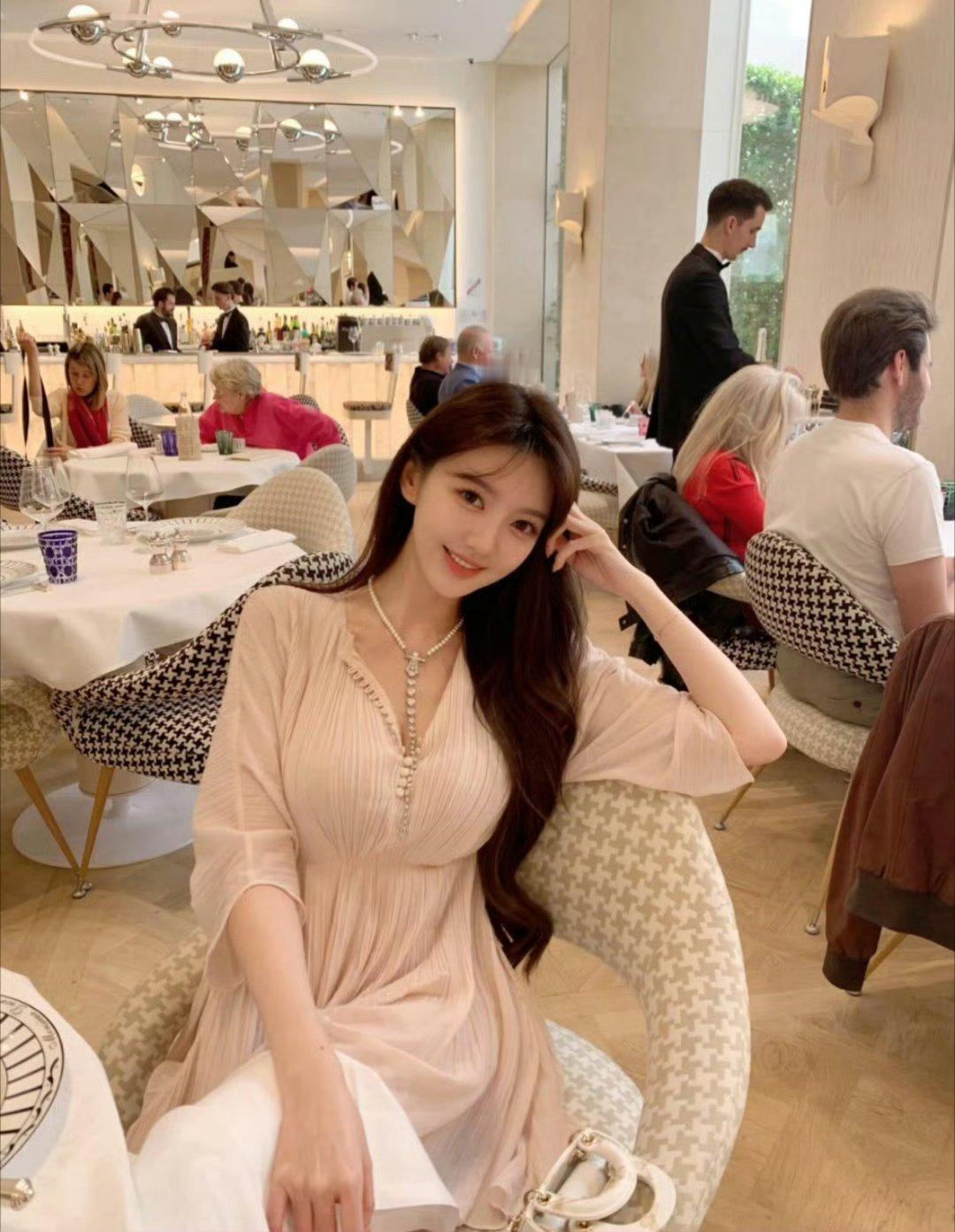 叶柯产后复出，爆猛料以性格不合为由，黄晓明提出分手女儿已送给黄妈妈照顾。没收到任