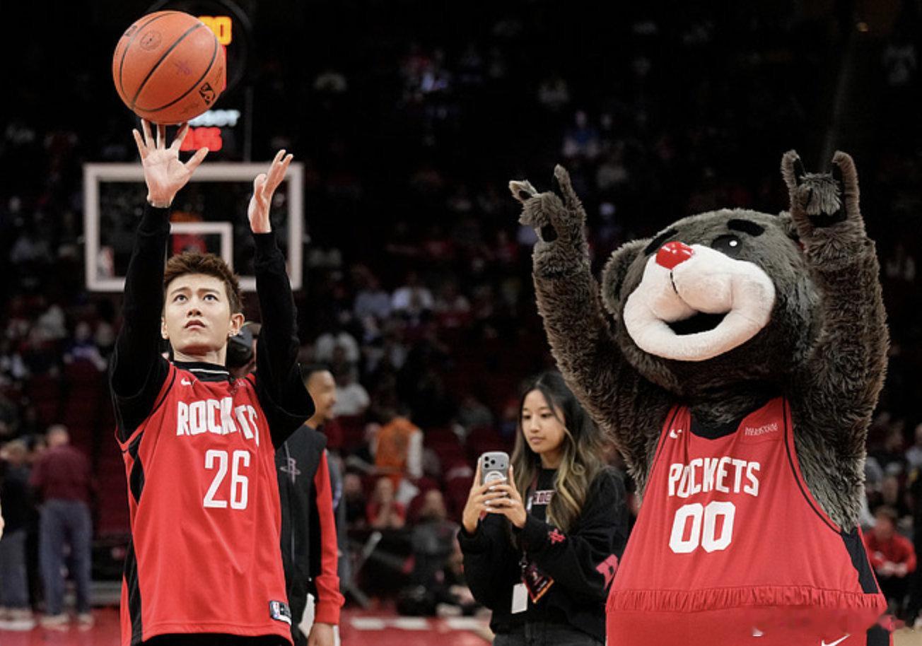 任嘉伦亮相NBA火箭主场 开球+表演创华语艺人纪录北京时间2月11日，NBA休斯