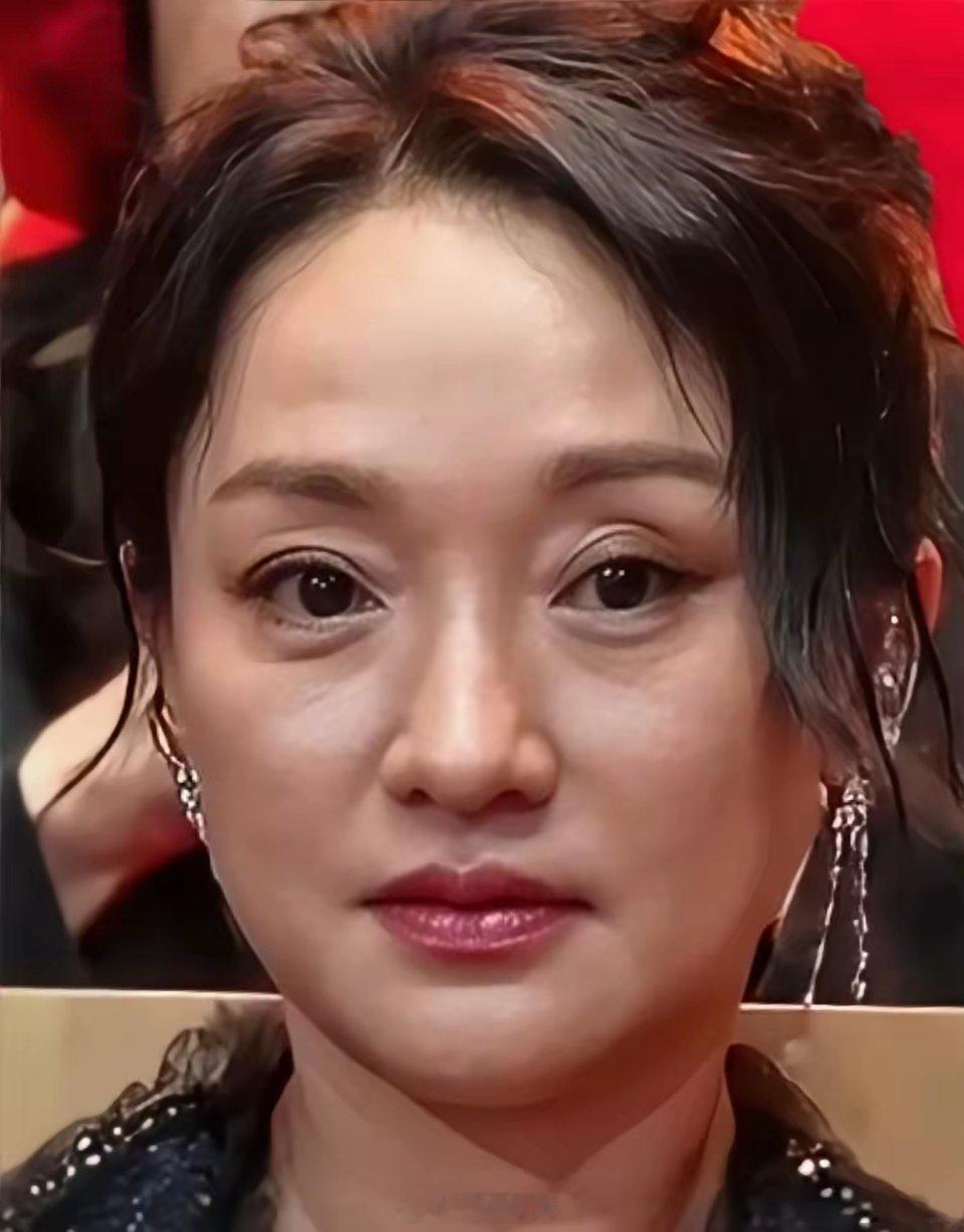 周迅50岁素颜状态真的变化好大！好会保养啊[哇] ​​​