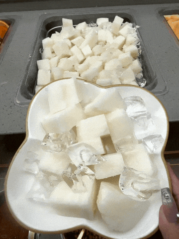 海底捞这个白色的是什么水果？

海底捞水果台里常见的白色脆甜水果，是凉薯（也叫沙