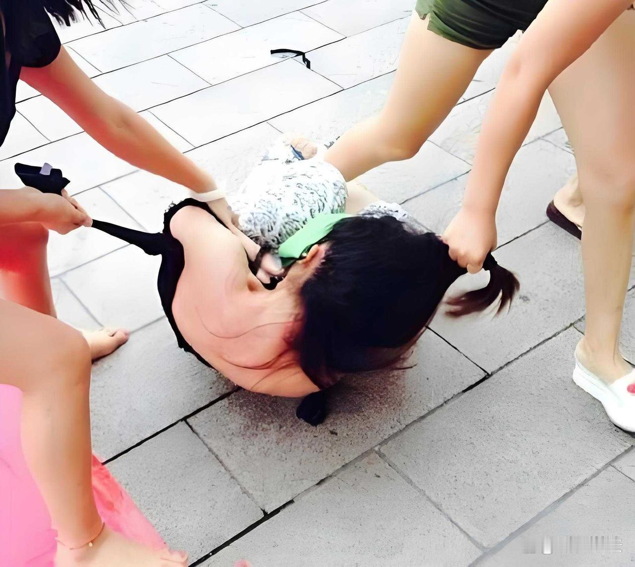 喜欢打小三的女人没有好下场！这些女人除了粗暴无能，还有三个不可避免的天然共性：心