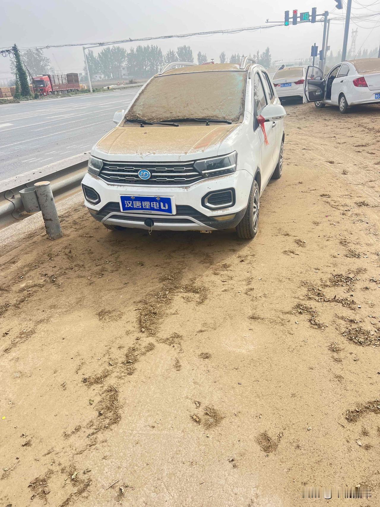 现在有些国产老头乐的设计真是让人一言难尽。就像有的车，前脸借鉴大众探岳，车尾抄袭