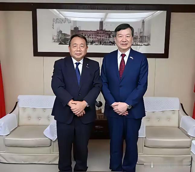 石平开始找退路了 发现退无可退！
中国外交部对其实施制裁，冻结财产、禁止交易、不