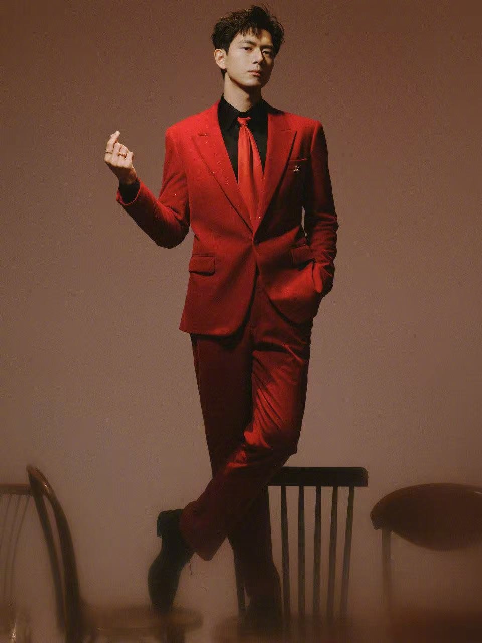 路人对李现的春晚评价路人对李现春晚的评价，全员被圈粉！“太有梗了”“长得高头小”