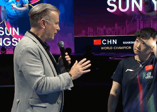 不装了，我懂英语！孙颖莎赛后采访没等翻译就回答。
前面我们撰文说过，孙颖莎赛后采