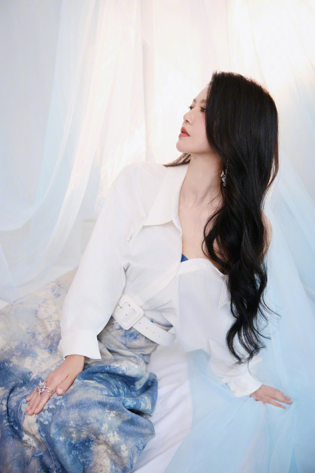 谭维维清冷起来美我一大跳谭维维这一套出发图好美啊，妆容高级简单！清冷起来美我一大