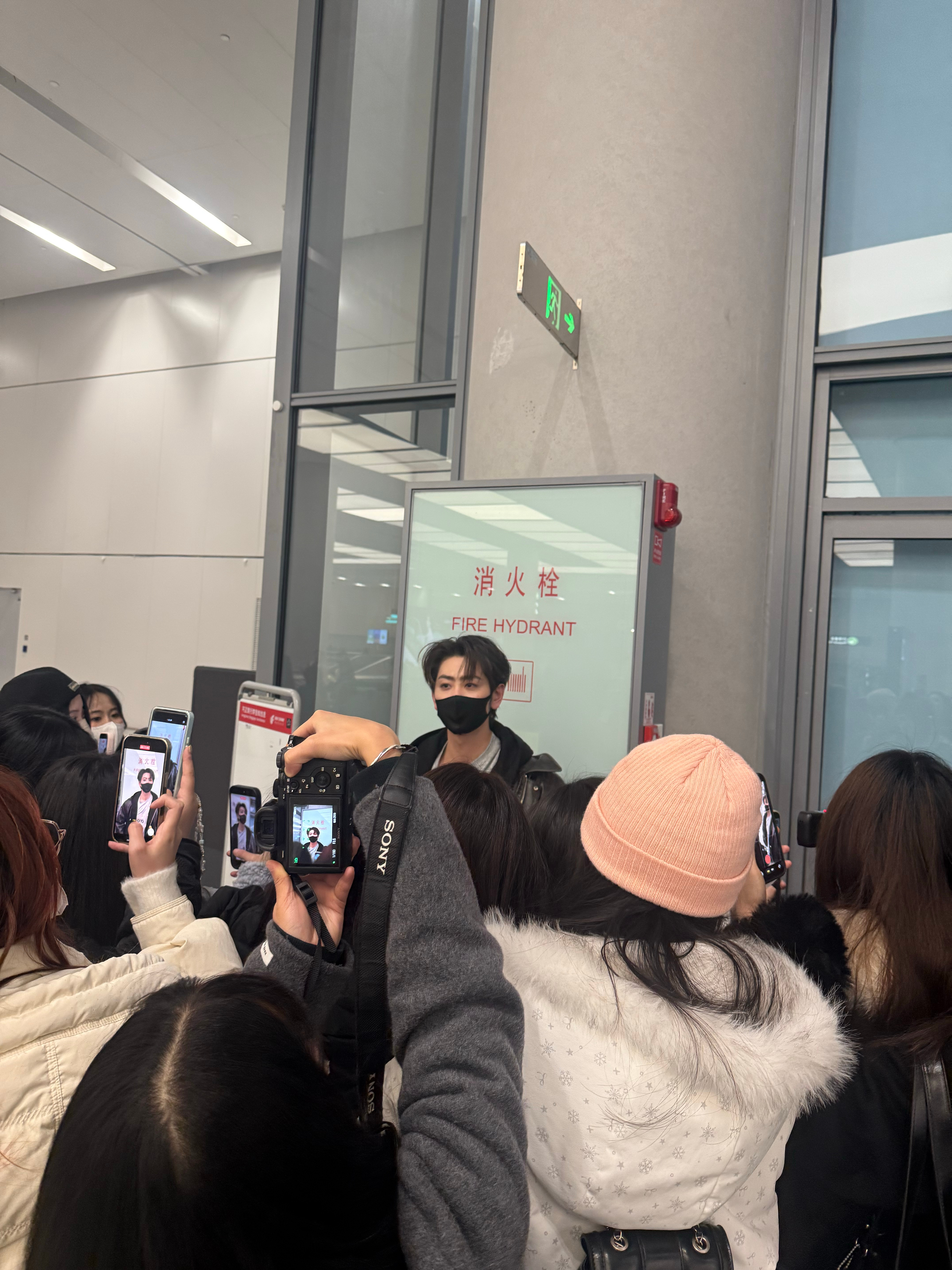 网剧炽热吸引序谋雨久 今夜延误落地福利，机场看一群姑娘在追！我必须也得跟几张崔雨