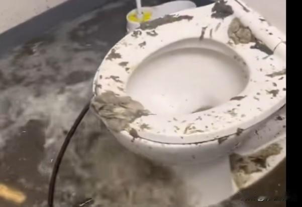 抵达以色列海法后，美国最贵航母遭遇严重厕所障碍。
      当地时间2月23日