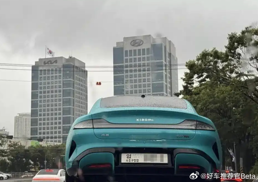 果然“华流”才是最厉害的，多辆小米SU7停在韩国现代研究所。日前，有网友在首尔现