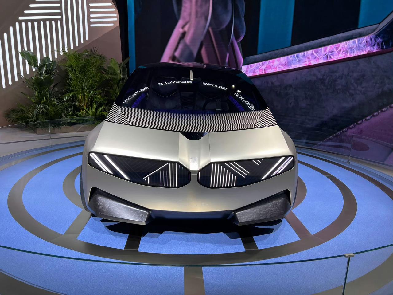 宝马Circular概念车，我还挺喜欢这种造型的电车的，可爱型都市代步车！【来自