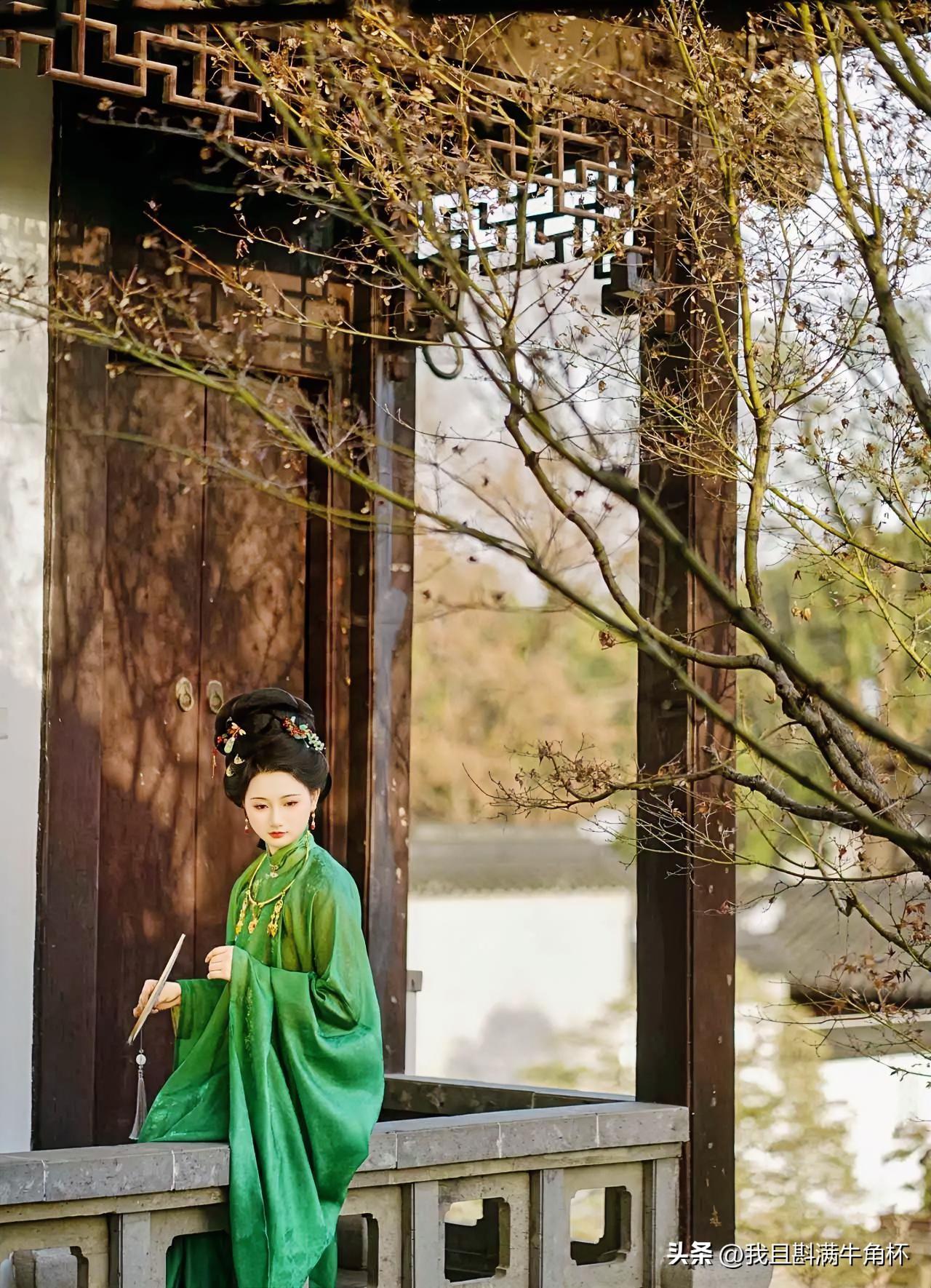 上联：杜鹃啼血凝罗袖
下联：有请雅士[玫瑰][玫瑰][玫瑰]
