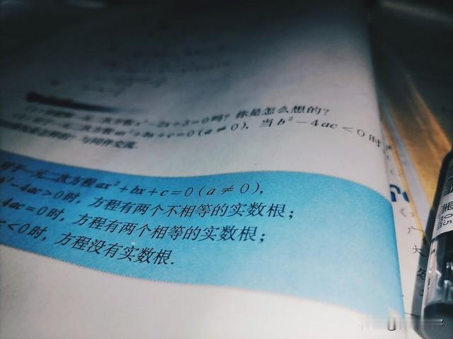 两个无理数的绝对值之和可以是无理数，也可以是有理数。
（根号2+根号3）仍然是无