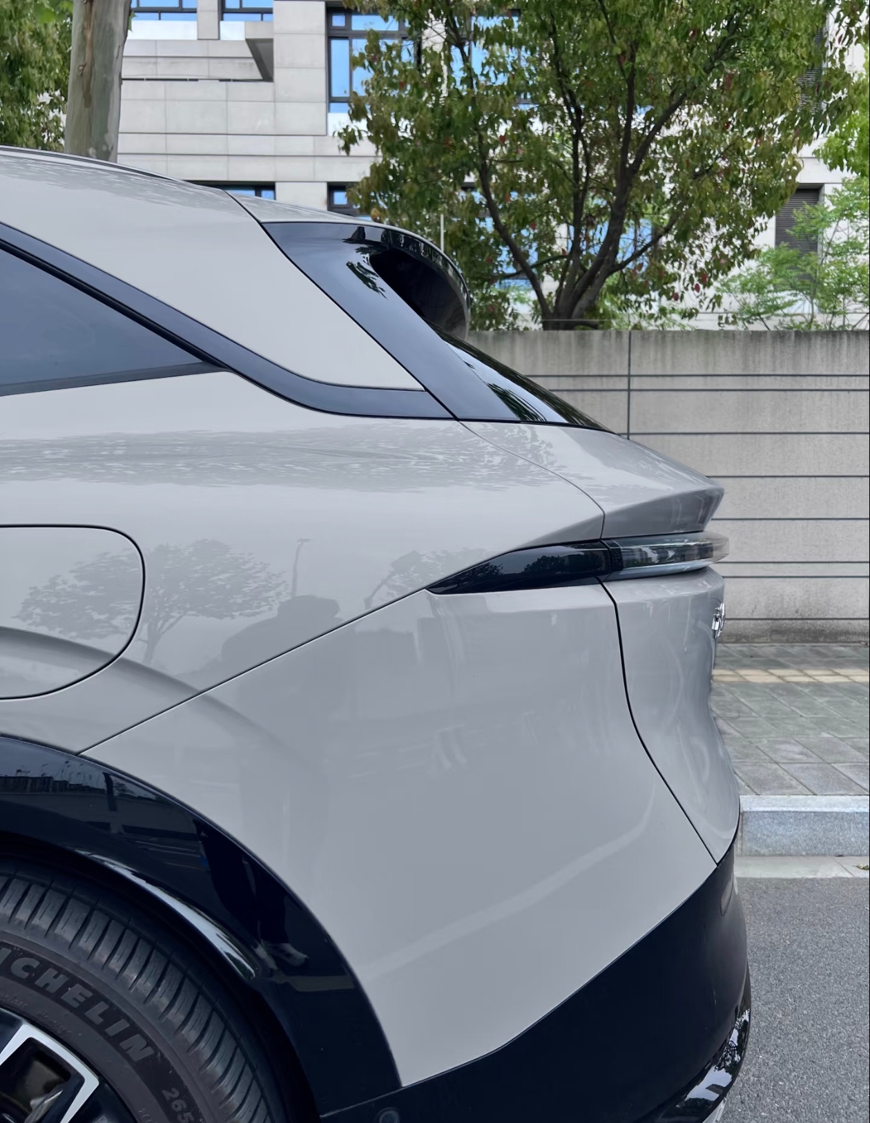 全新理想l8上市新L8这尾部轮廓设计特别是尾灯那里和极氪7X……好像 
