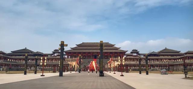 鹊跃枝头妙语传，
欣逢东帝送春还。
一元复如旧年远，
三阳开景新岁来。