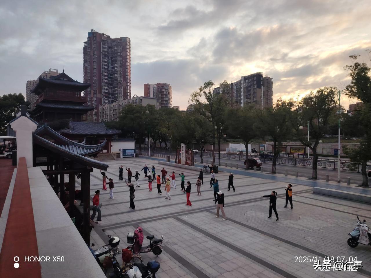 和孙颖莎搭在一起11月18日《浔阳楼》前晨练打卡分享运动孙颖莎 孙颖莎笑容 孙颖